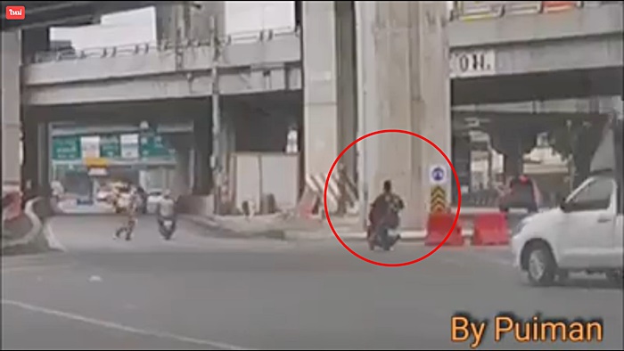 ขับรถชนตำรวจ