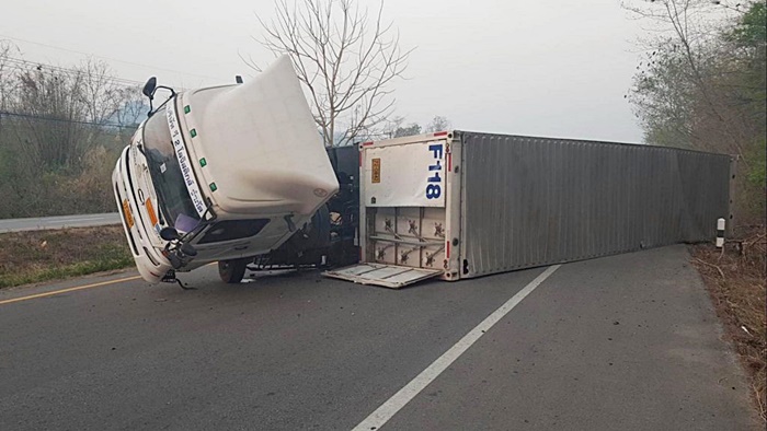 รถบรรทุกแก๊ส NGV 15 ตัน เสียหลักคว่ำ 