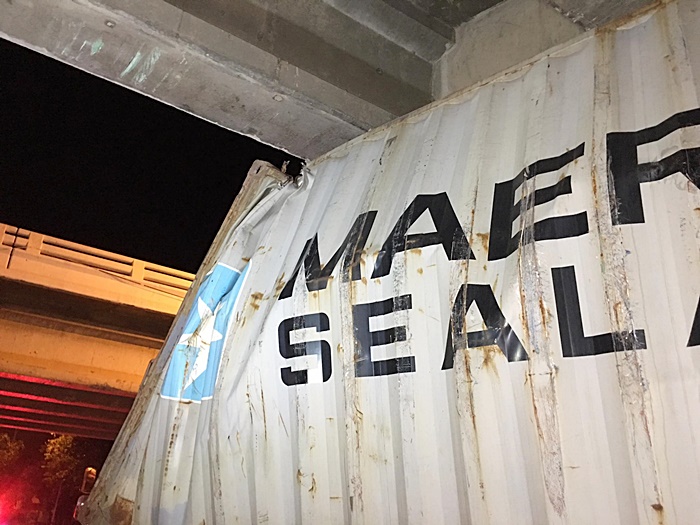 รถเทรลเลอร์ชนคานสะพาน