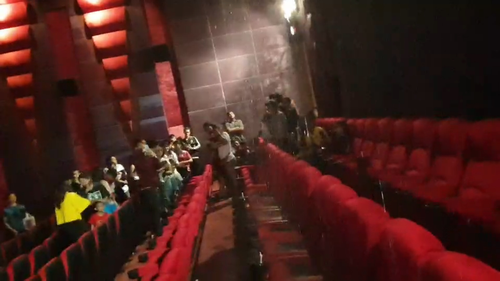 น้ำทะลักในโรงหนัง