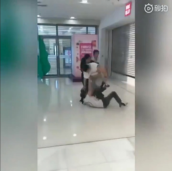 ซอมบี้บุกร้านยูนิโคล่ 