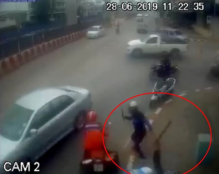 จ่านิว ถูกทำร้าย