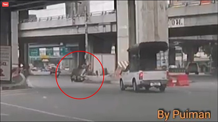 ขับรถชนตำรวจ