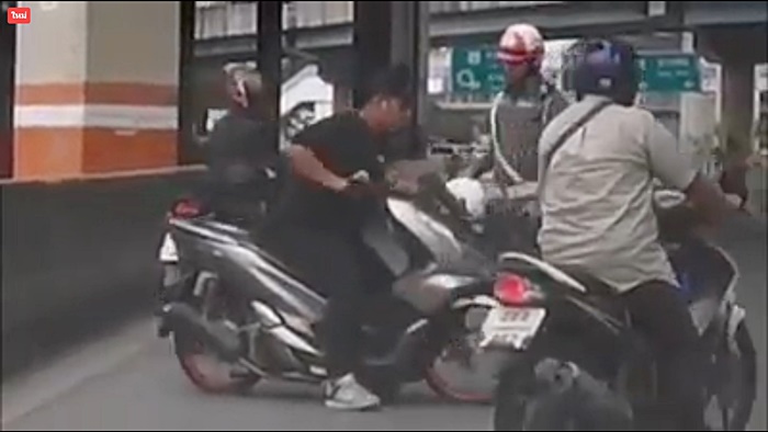 ขับรถชนตำรวจ