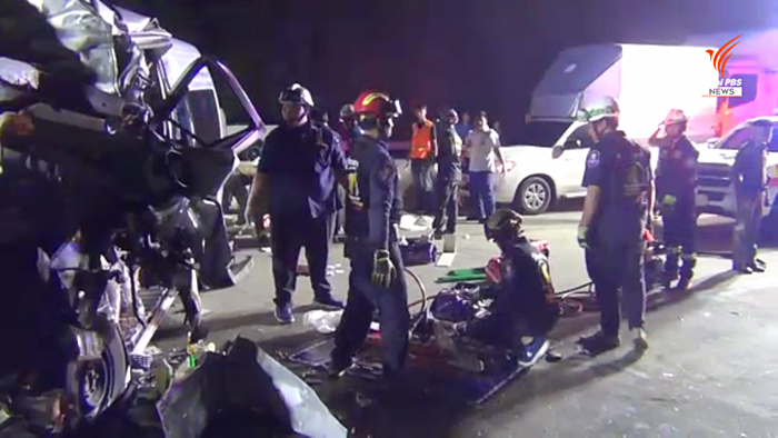 รถตู้พุ่งชนท้ายสิบล้อ