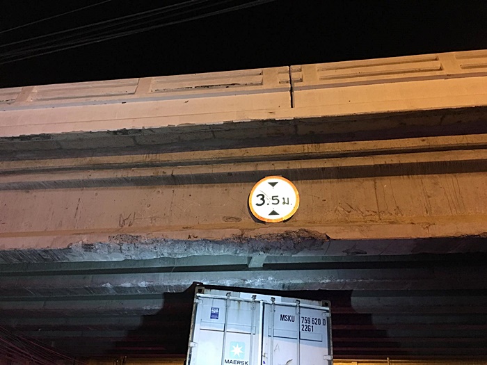 รถเทรลเลอร์ชนคานสะพาน