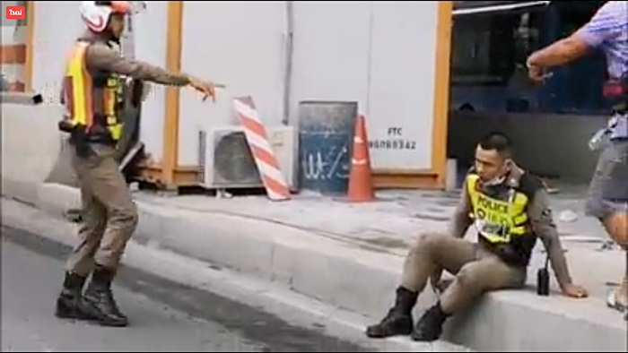 ขับรถชนตำรวจ