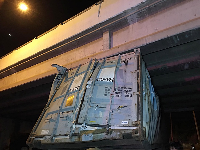 รถเทรลเลอร์ชนคานสะพาน