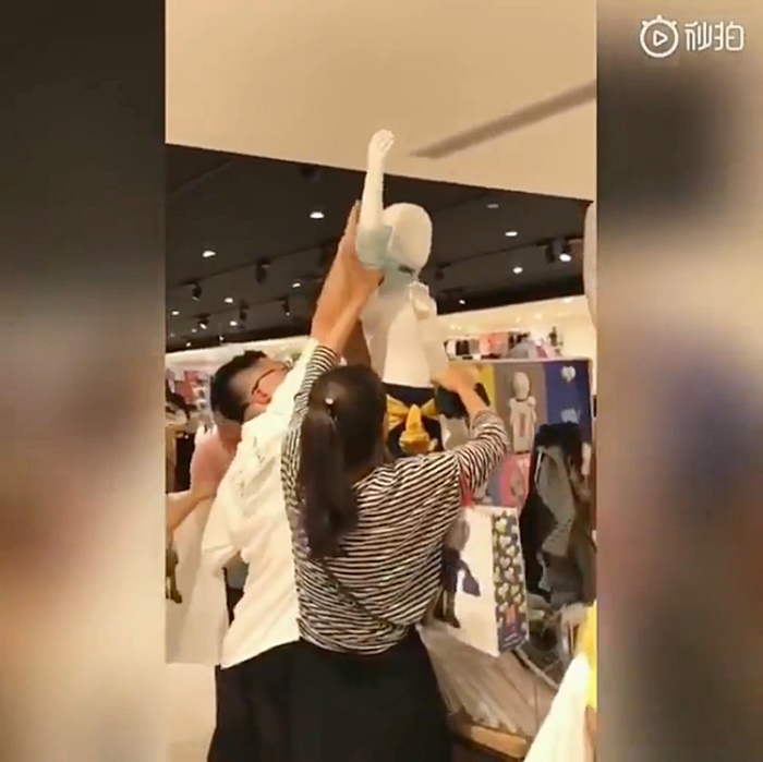 ซอมบี้บุกร้านยูนิโคล่ 