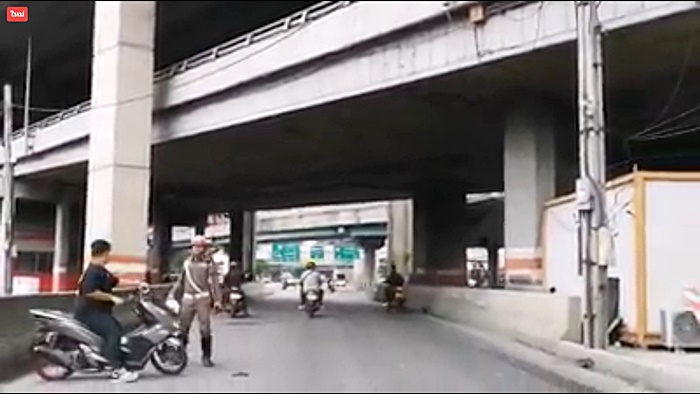 ขับรถชนตำรวจ