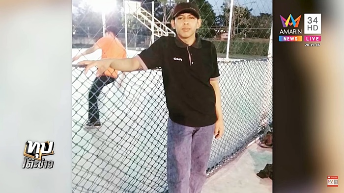 รถกระบะชนเสาไฟฟ้าตกคลอง