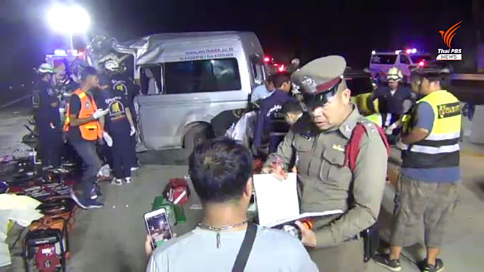 รถตู้พุ่งชนท้ายสิบล้อ