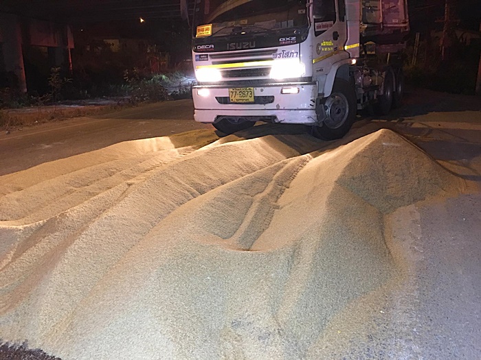 รถเทรลเลอร์ชนคานสะพาน