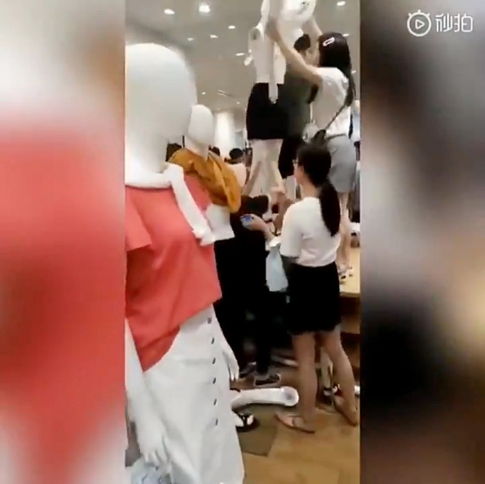 ซอมบี้บุกร้านยูนิโคล่ 