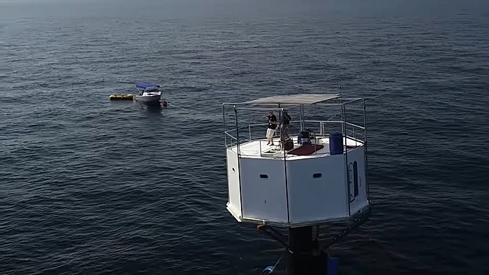 ผัว-เมีย บ้านลอยน้ำ 