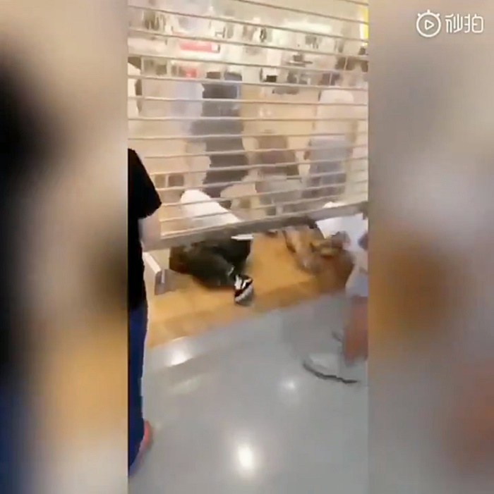 ซอมบี้บุกร้านยูนิโคล่ 