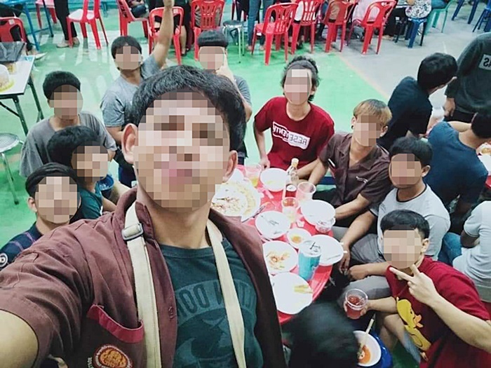 รถกระบะชนเสาไฟฟ้าตกคลอง