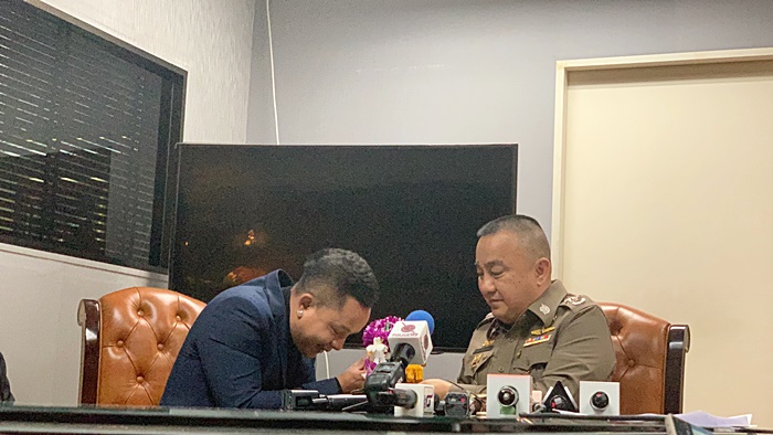 จั๊กกะบุ๋ม เชิญยิ้ม 