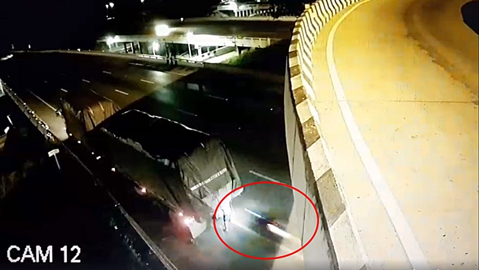 บิ๊กไบค์ซิ่งอัดท้ายรถพ่วง