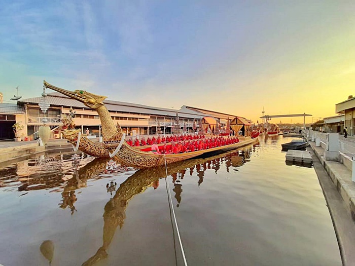 บิ๊กลือ ผบ.ทร. สวมชุดทหารโบราณ 