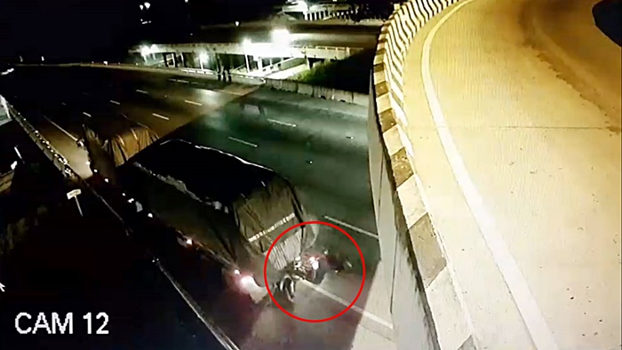 บิ๊กไบค์ซิ่งอัดท้ายรถพ่วง