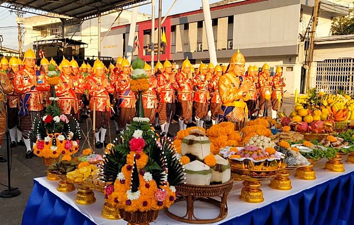 บิ๊กลือ ผบ.ทร. สวมชุดทหารโบราณ 