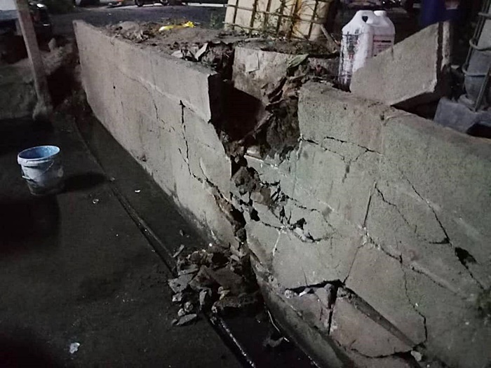 ต่างด้าวขับรถอัดกำแพงคาร์แคร์ 