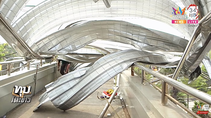 รถชนเสาไฟฟ้า