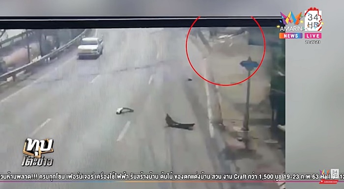 รถชนเสาไฟฟ้า