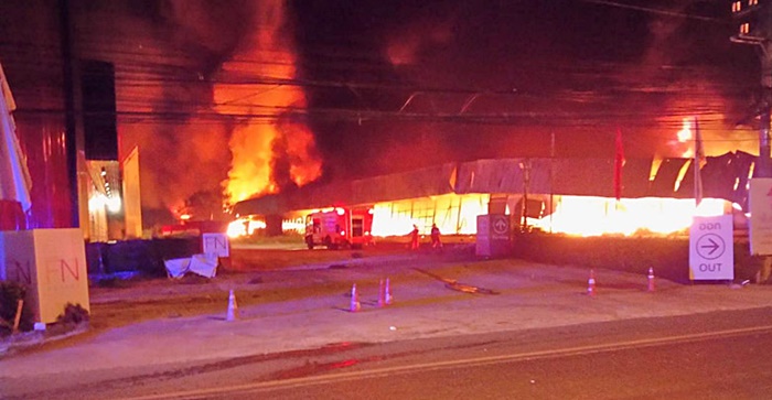 เก๋งชนร้านเฟอร์นิเจอร์