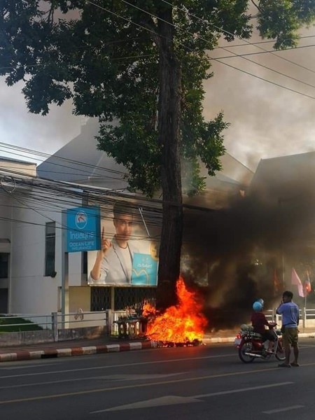 ไฟไหม้ต้นพะยอม อายุ 100 ปี