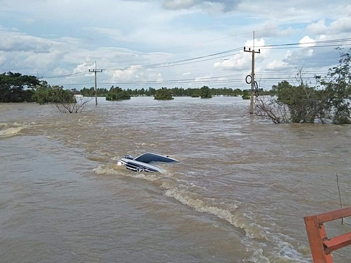 รถตกไหล่ทางจมมิดคัน