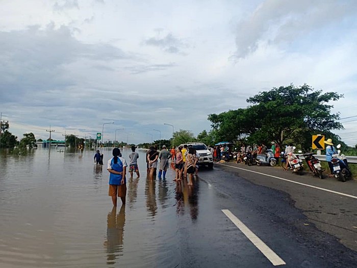 รถตกไหล่ทางจมมิดคัน