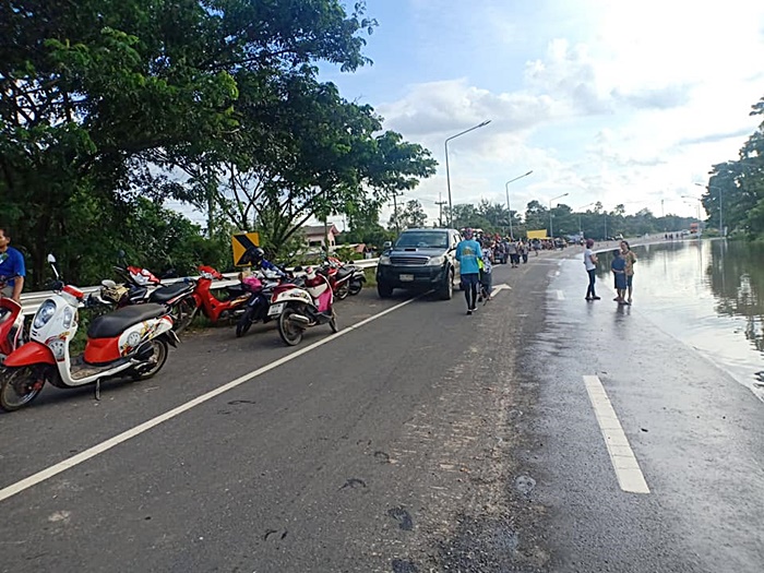 รถตกไหล่ทางจมมิดคัน