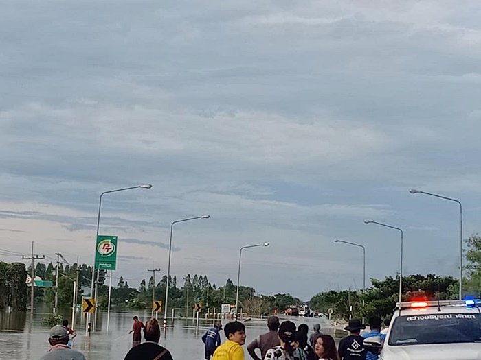 รถตกไหล่ทางจมมิดคัน