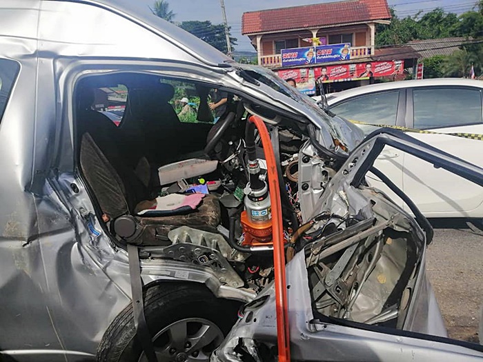 รถตู้ ชนยับ 5 คัน 