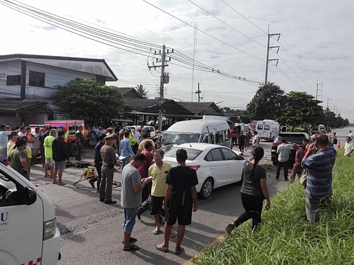 รถตู้ ชนยับ 5 คัน 