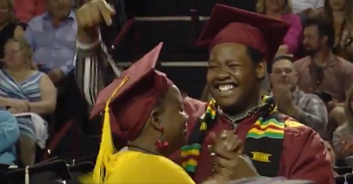 รับปริญญา 