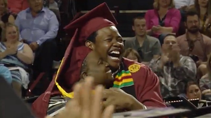 รับปริญญา 