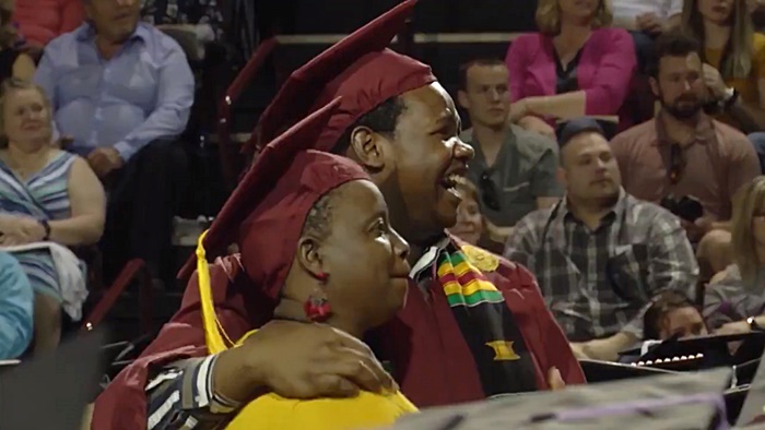 รับปริญญา 