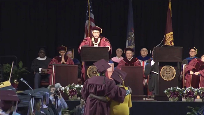 รับปริญญา 