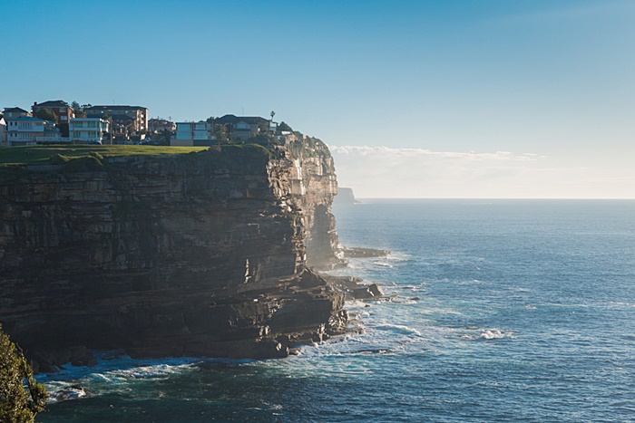 ตกหน้าผา