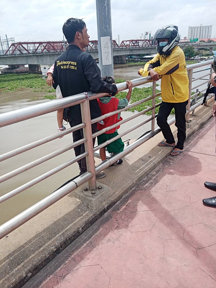 ระทึก ! หนุ่มเครียด พาเด็ก 2 คน เตรียมโดดสะพาน