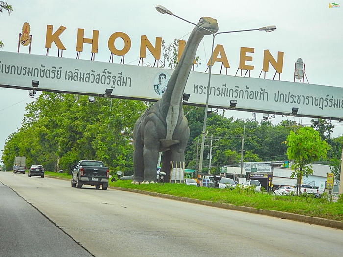 รถชนไดโนเสาร์