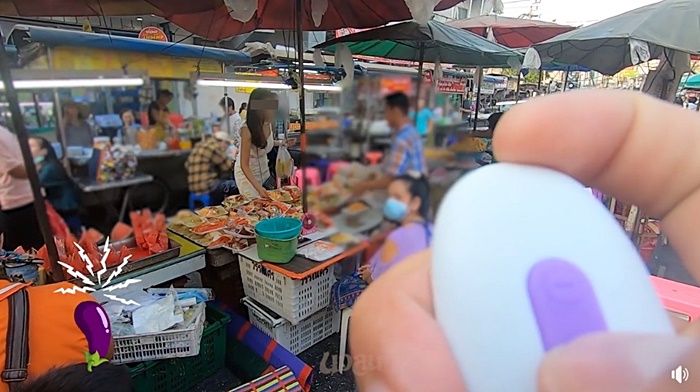 สาวยัดของเล่นผู้ใหญ่ ทำเสียวกลางเมือง 