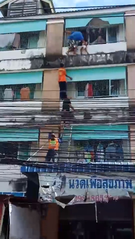  ขนลุก... เด็ก 2 ขวบ เดินขอบตึก 4 ชั้น 