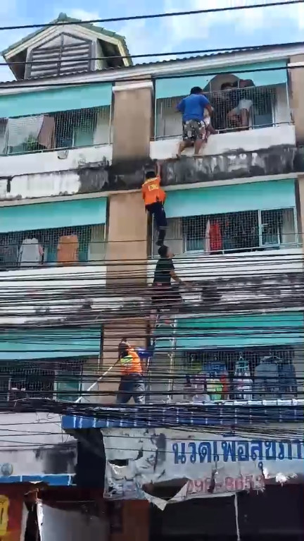  ขนลุก... เด็ก 2 ขวบ เดินขอบตึก 4 ชั้น 