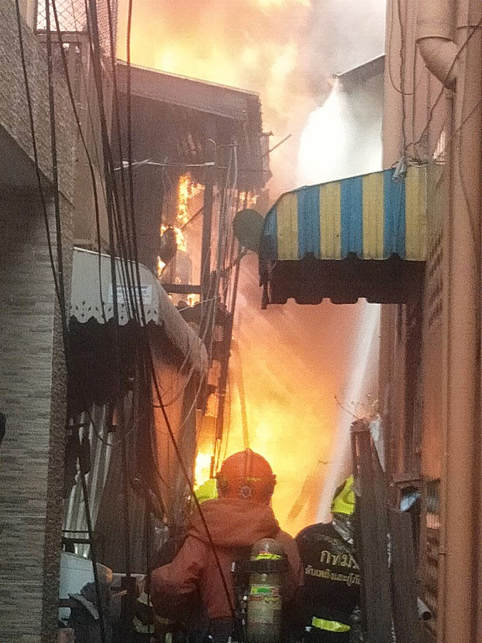 ไฟไหม้บ้าน