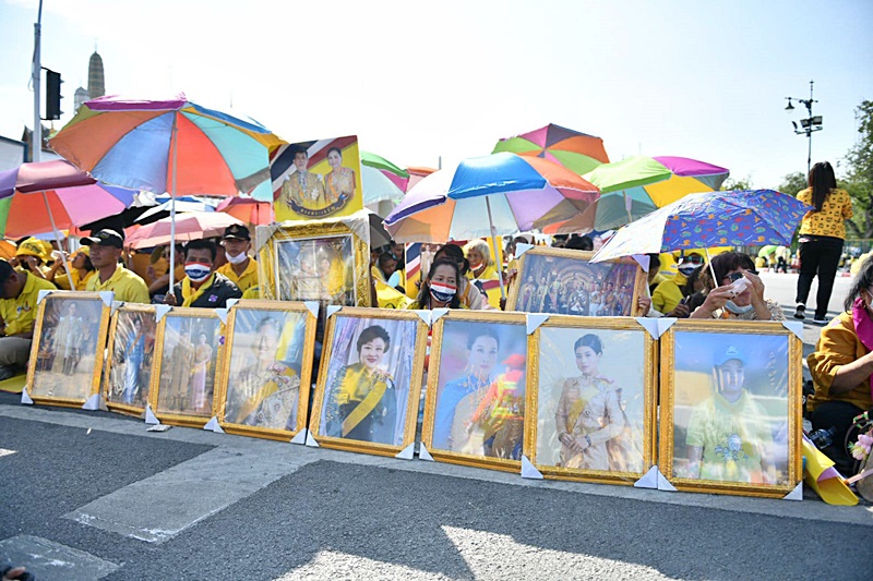 ประชาชนสวมเสื้อสีเหลือง