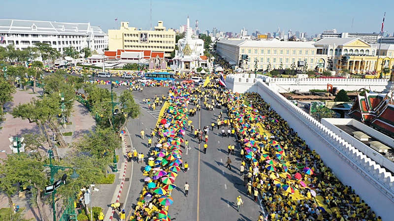 ประชาชนสวมเสื้อสีเหลือง